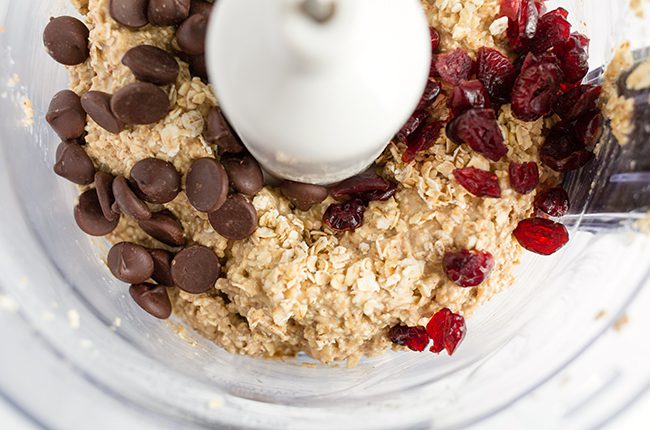 Oatmeal Cookies with Chocolate and Cranberries